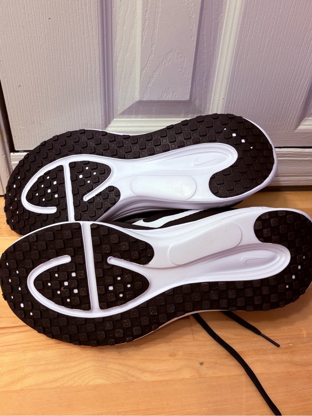 Nike Men’s Black and White Athletic Running Shoes - Picture 2 of 8